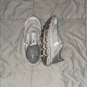 Women’s oncloud speed lows with lightest bluegrey back detail